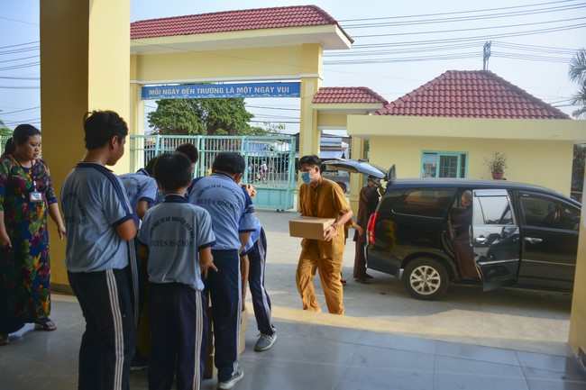 Tặng sách trường THCS Nguyễn Văn Bứa, Hóc Môn